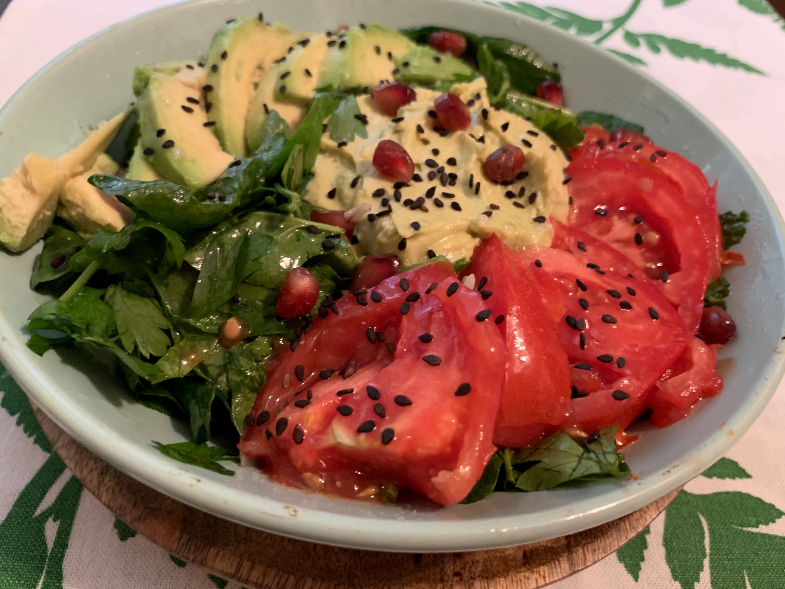 Salata de mangold cu humus, avocado si rosii