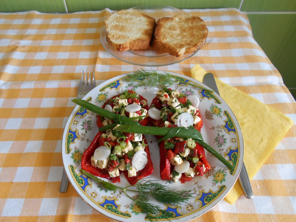 Salata de ardei capia copti, cu telemea si ceapa verde