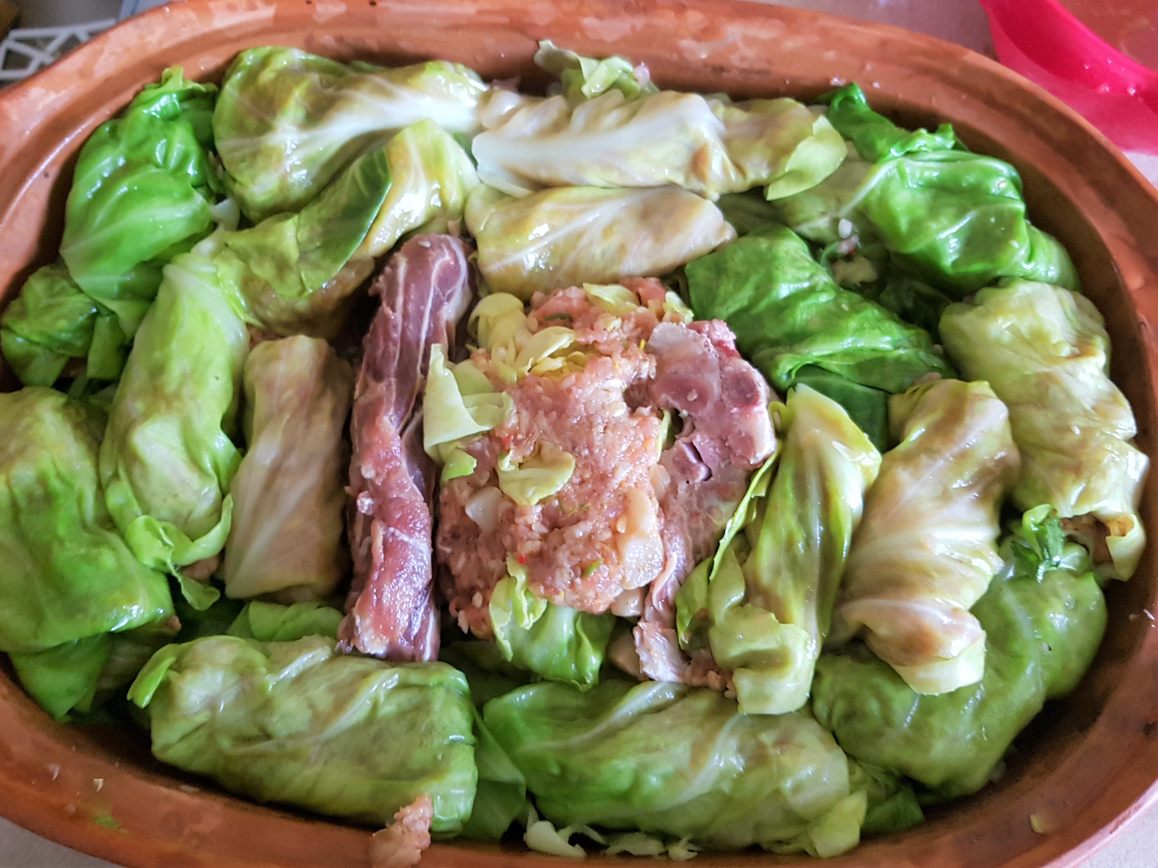 Sarmale cu varza verde si carne de vitel, la vas roman