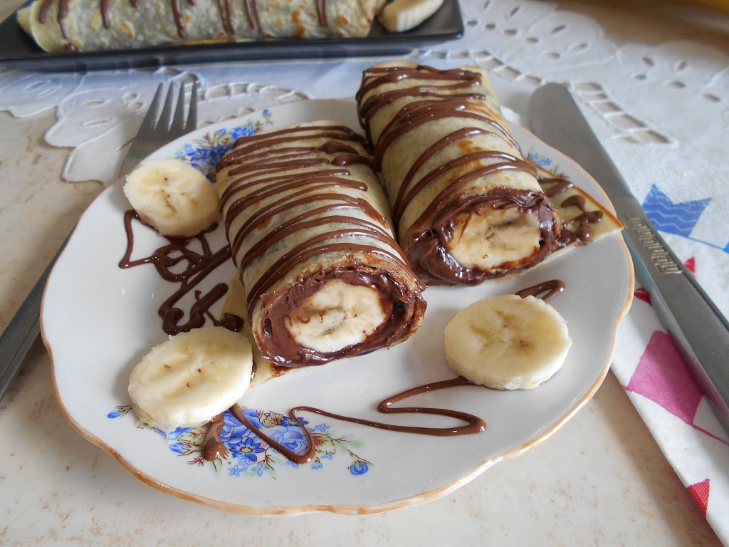 Desert clatite cu banane si crema de ciocolata