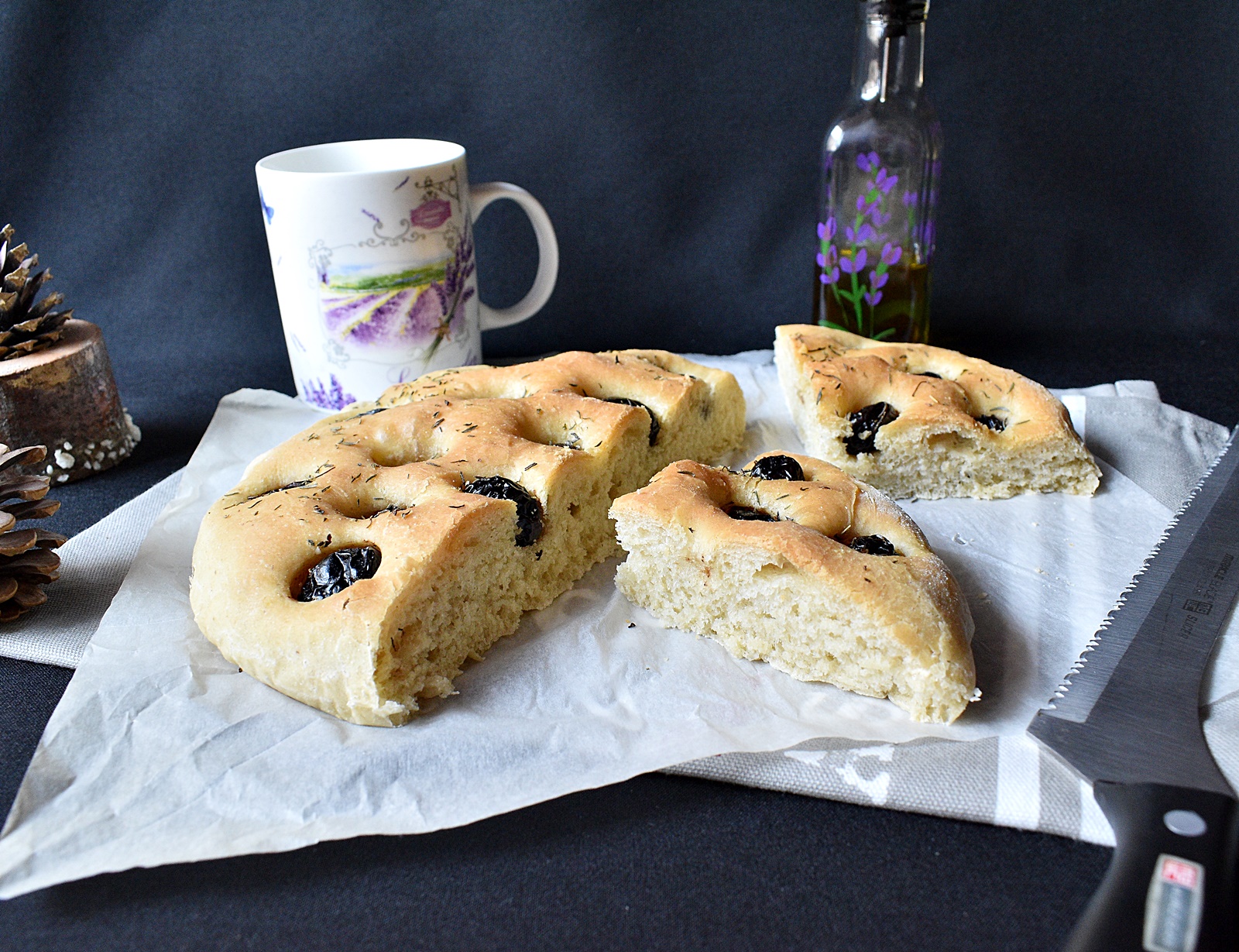 Focaccia cu masline si rozmarin