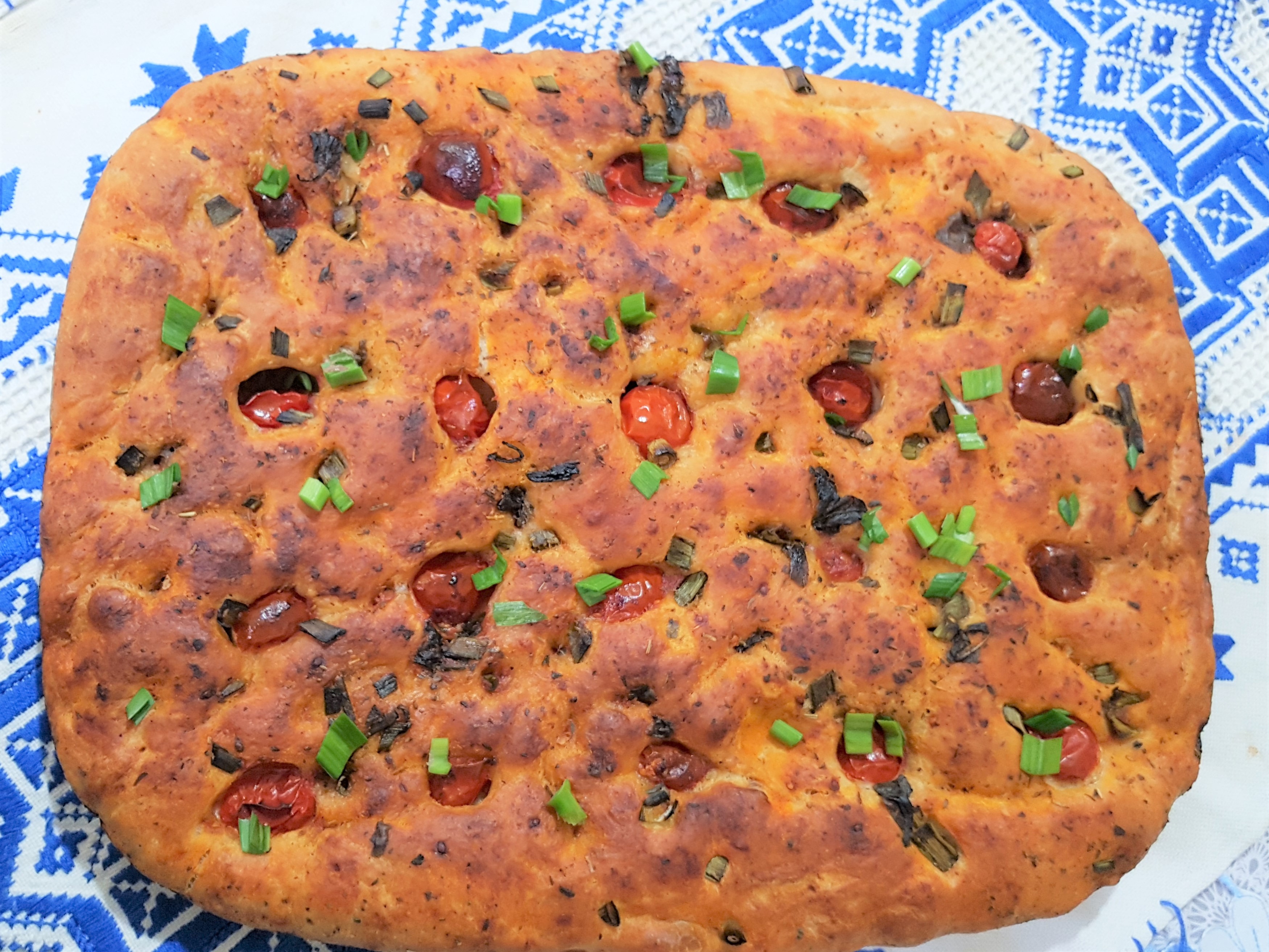 Foccacia cu cherry, usturoi verde si ierburi italiene