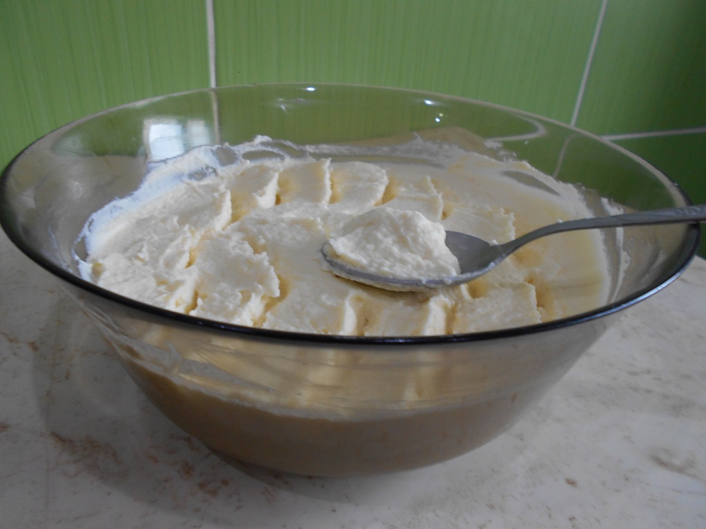 Crema de mascarpone cu frisca, pentru torturi si prajituri