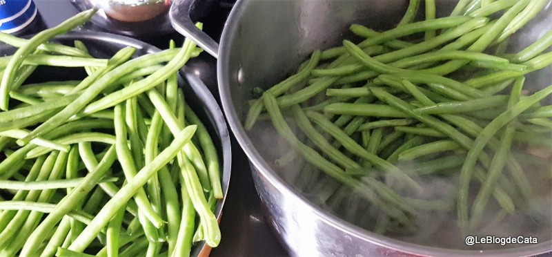 Pastai verzi cu rosii si sos chermoula (patrunjel tocat cu sare si usturoi)