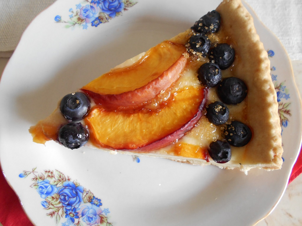 Desert tarta cu branza dulce, nectarine si afine