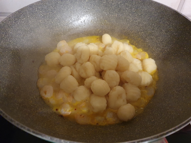 Gnocchi cu creveti in sos de portocale