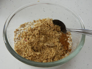 Crumble cu prune si fulgi de ovaz la slow cooker Crock Pot