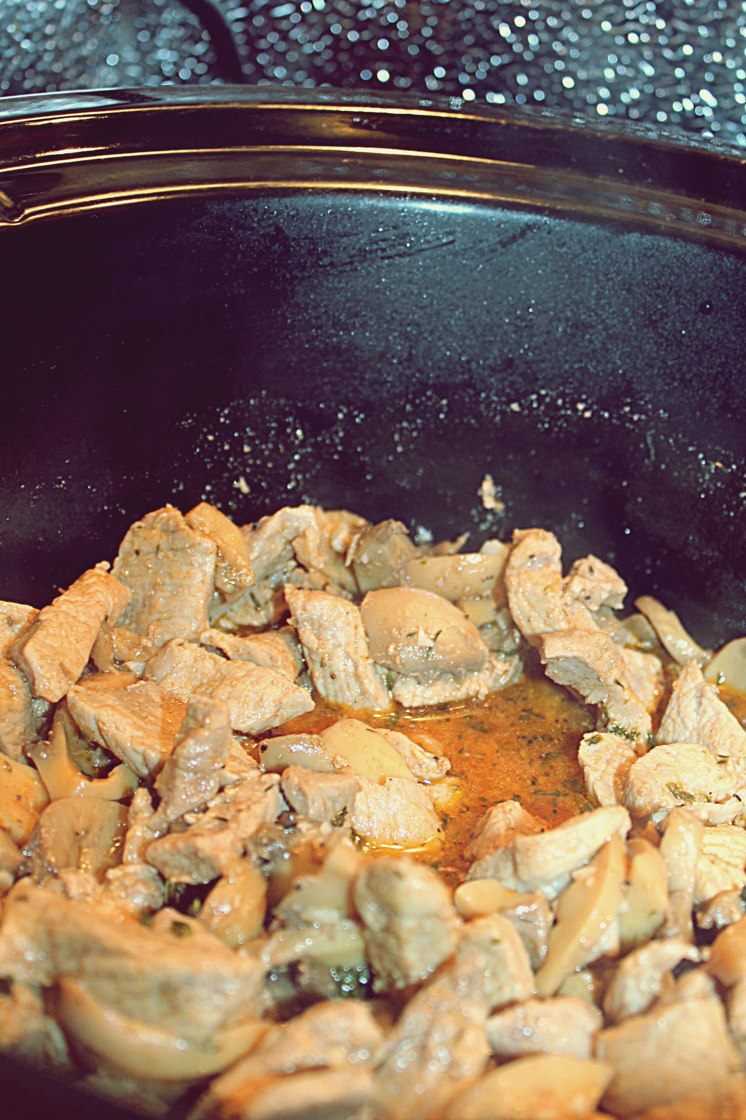 Stroganoff din carne de porc si ciuperci la slow cooker Crock Pot