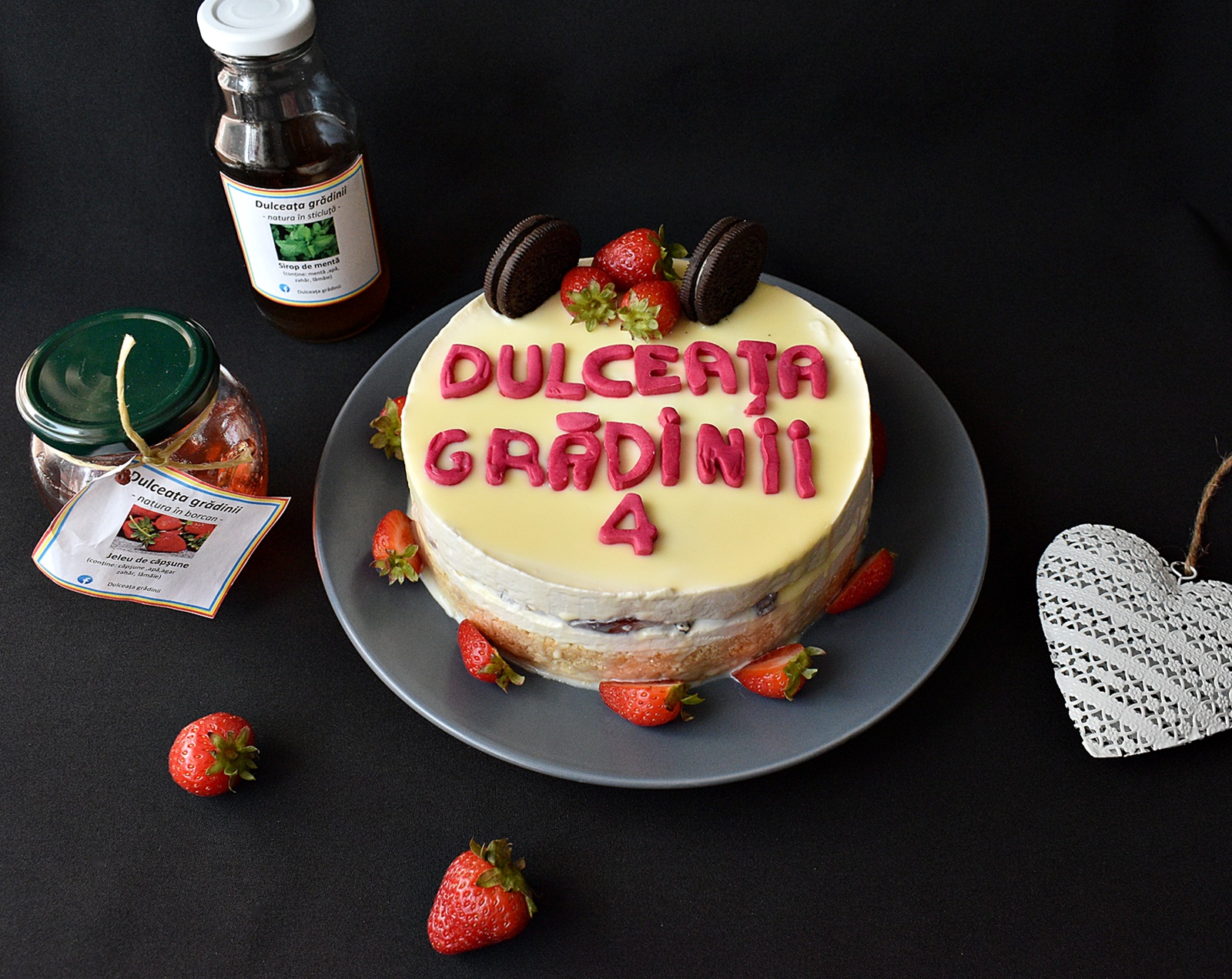 Desert cheesecake cu jeleu de capsuni si sirop de menta