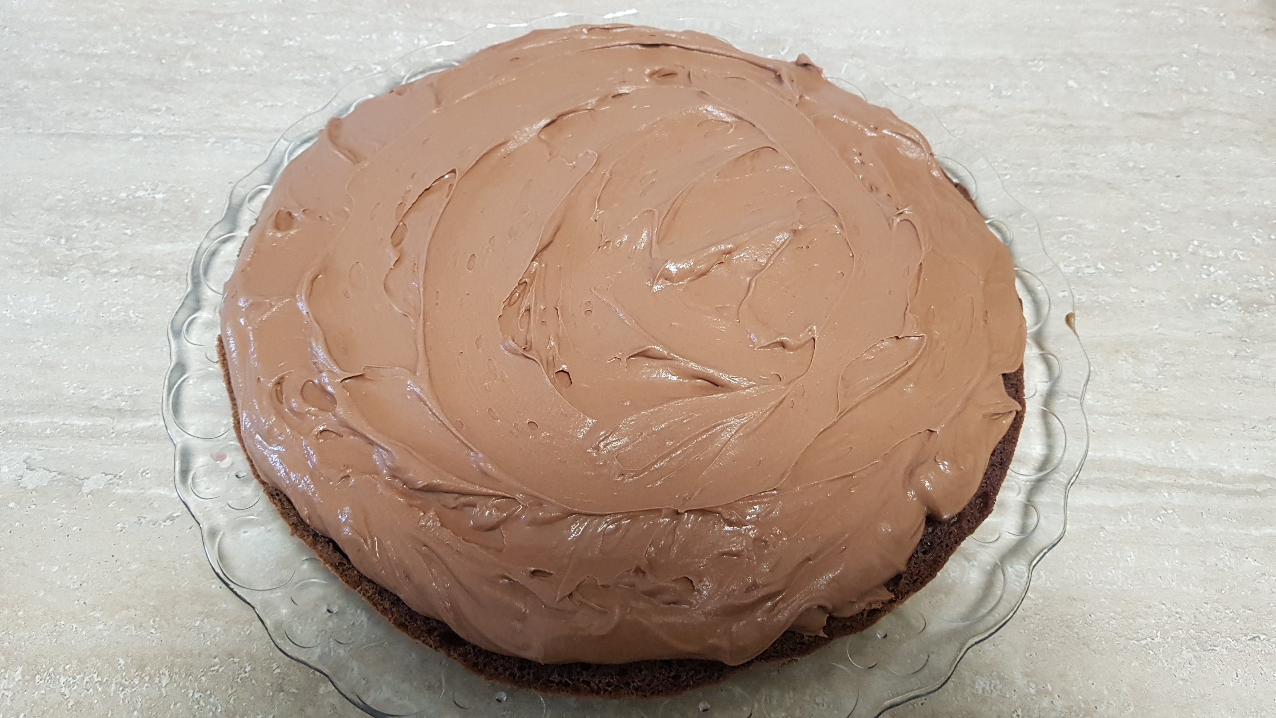 Desert tort cu crema de ciocolata, crema cu mascarpone si fructe