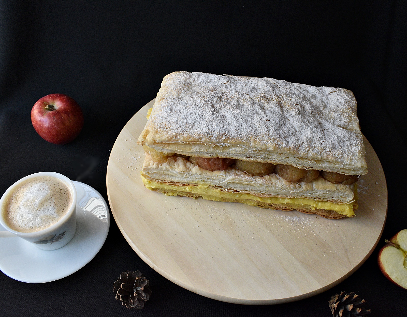 Desert Mille feuille cu crema de vanilie si mere coapte