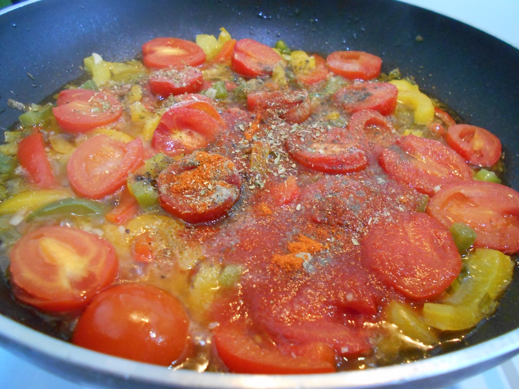 Salata calda de paste, cu legume si mozzarella