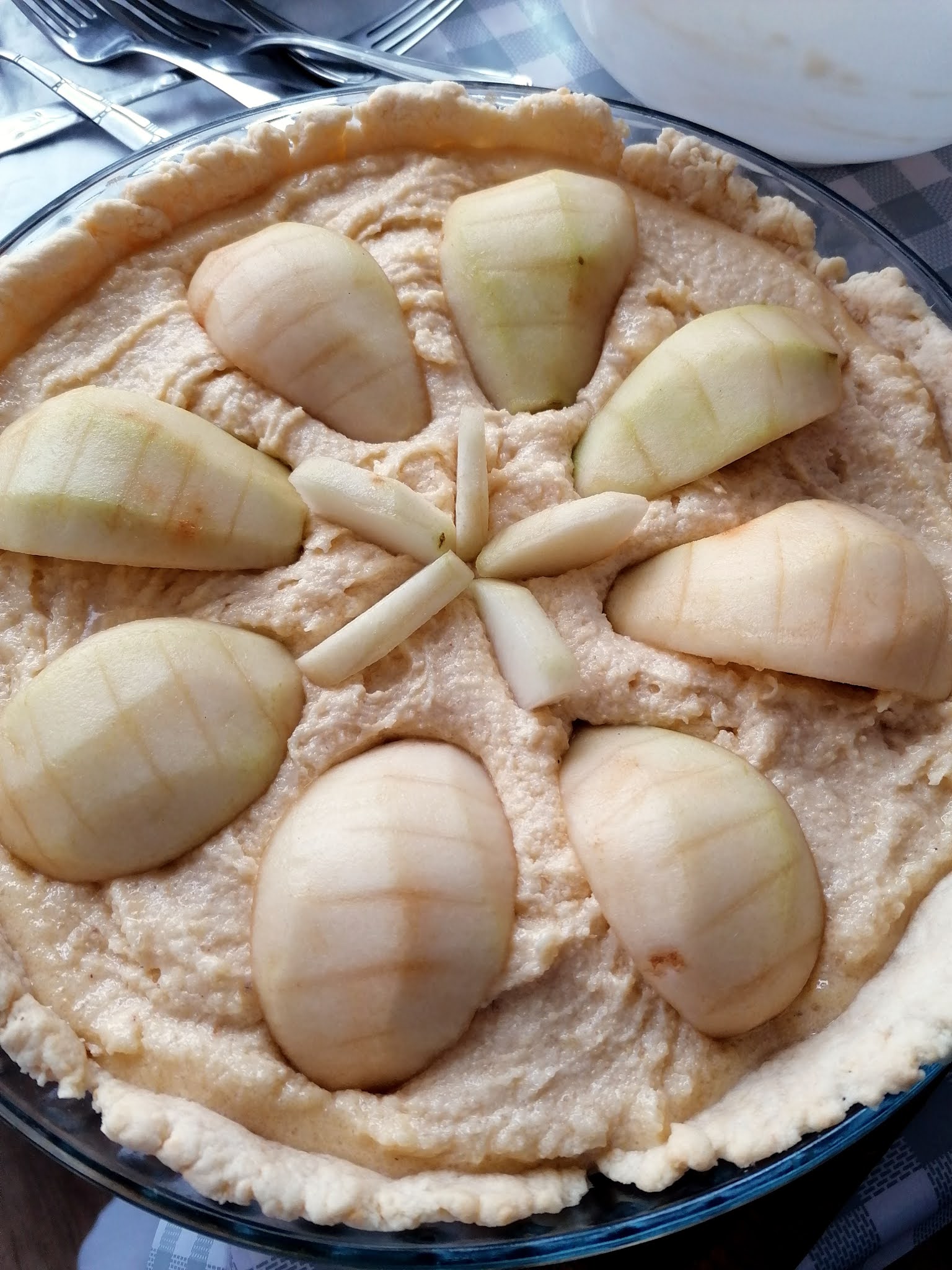 Desert tarta cu pere si crema frangipane