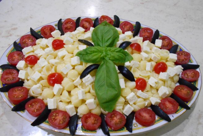 Salata de paste cu telemea, rosii cherry si masline