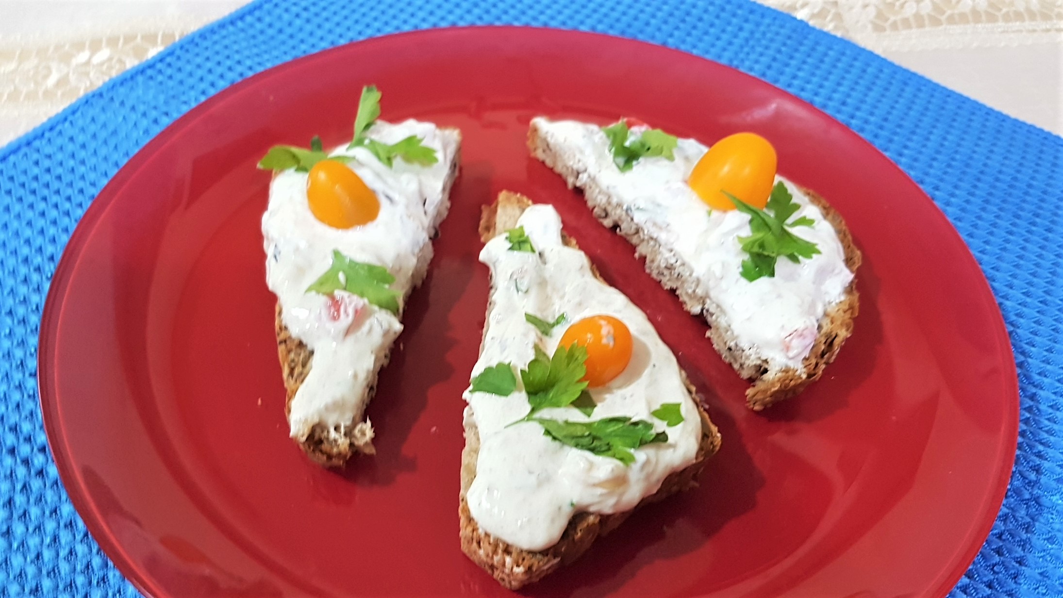 Aperitiv tartine cu crema de sprot afumat