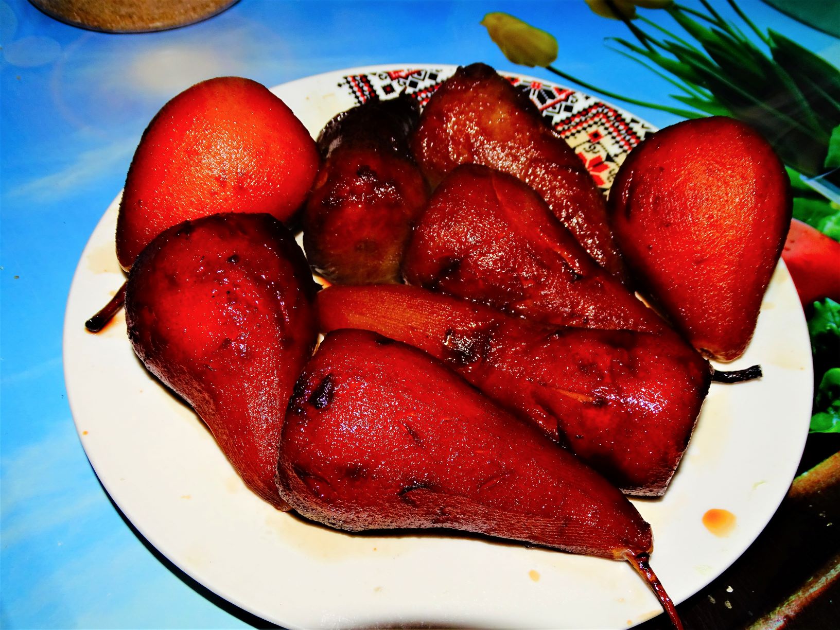 Desert pere fierte in vin, cu inghetata si frisca