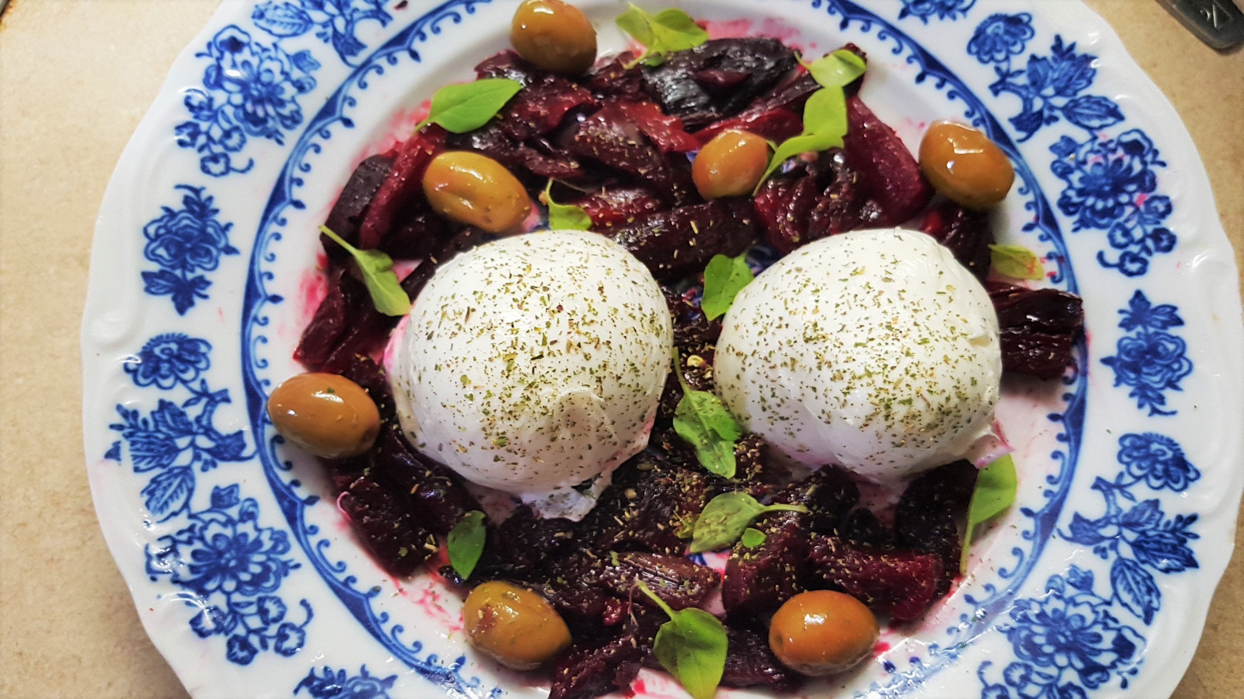 Salata de sfecla rosie cu burrata - reteta nr.200 la salate