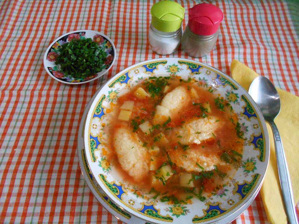 Ciorba de legume, cu galuste de gris si suc de rosii