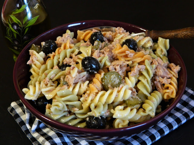 Salata de fusilli tricolore cu ton si castraveti acri