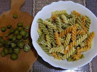 Salata de fusilli tricolore cu ton si castraveti acri