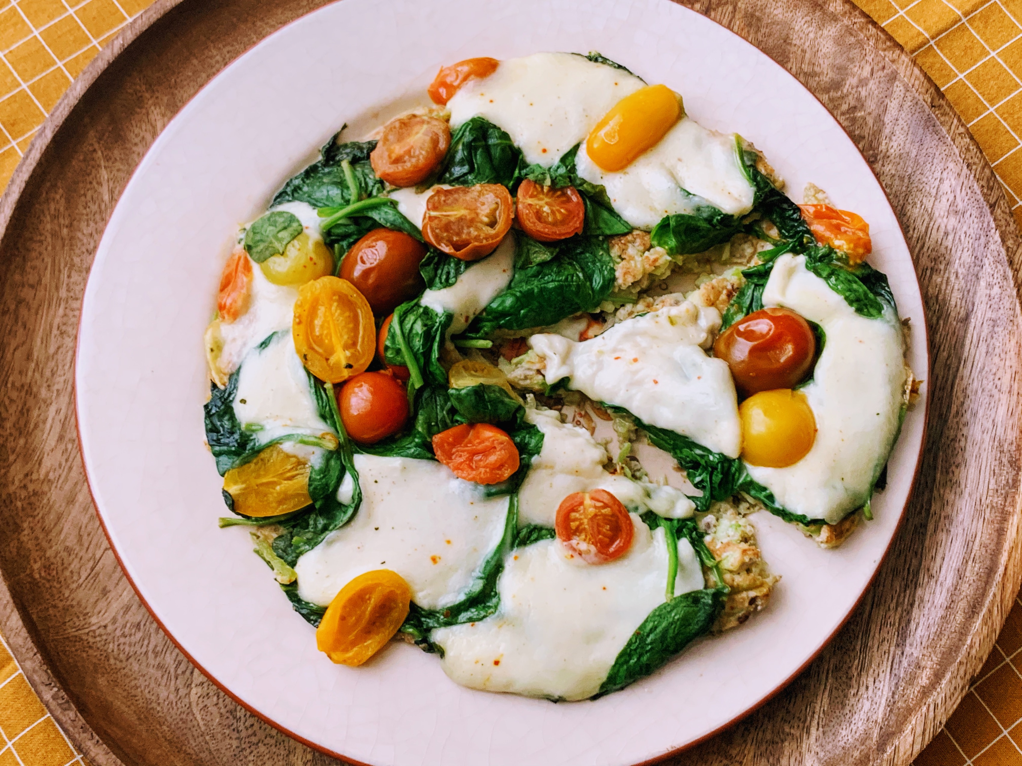 Pizza vegetariana cu blat de zucchini, preparata la tigaie