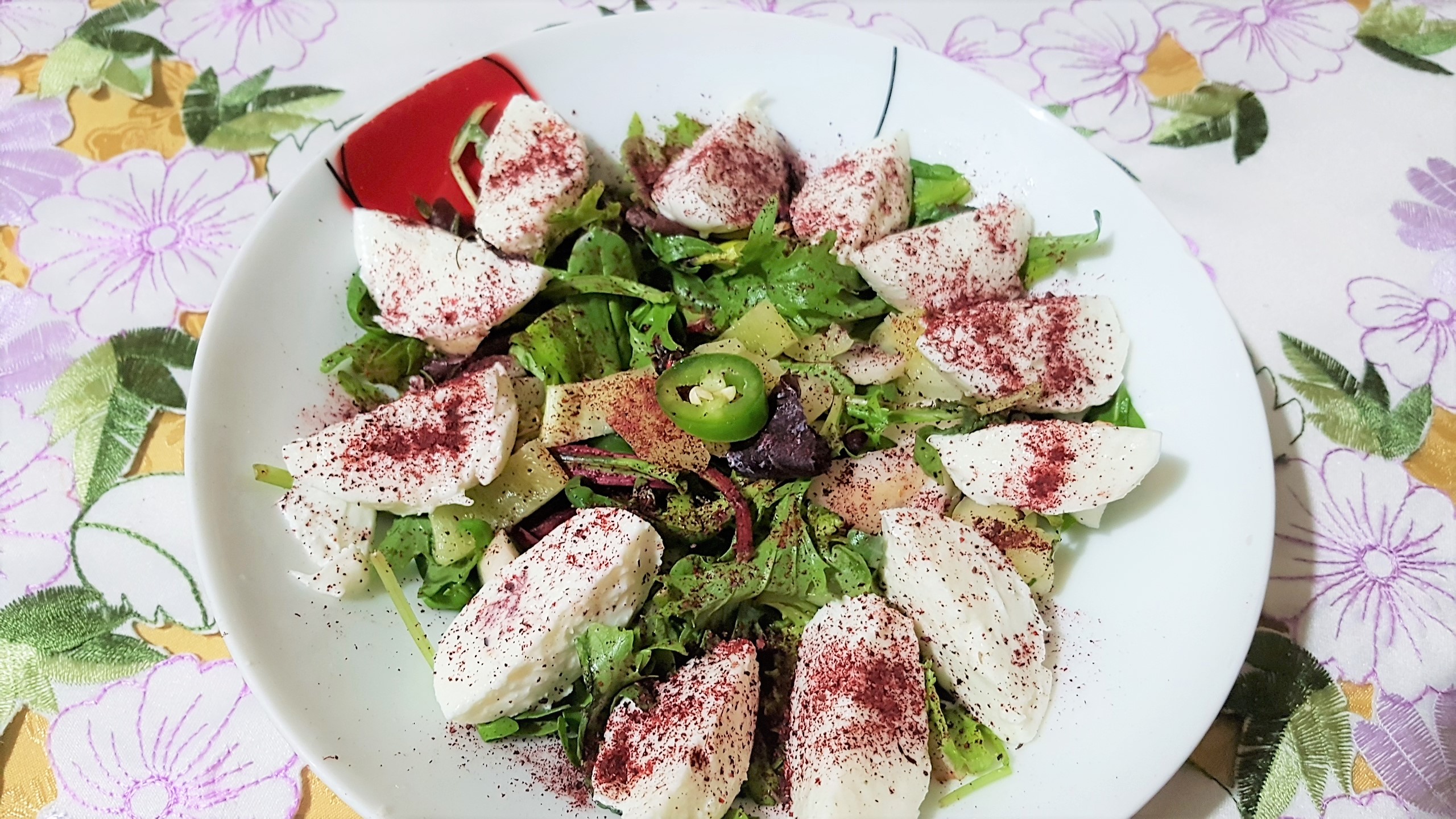 Salata cu mozzarella de buffalo si sumac