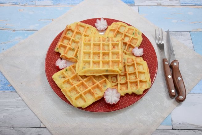 Aperitiv waffle cu cascaval si ceapa verde