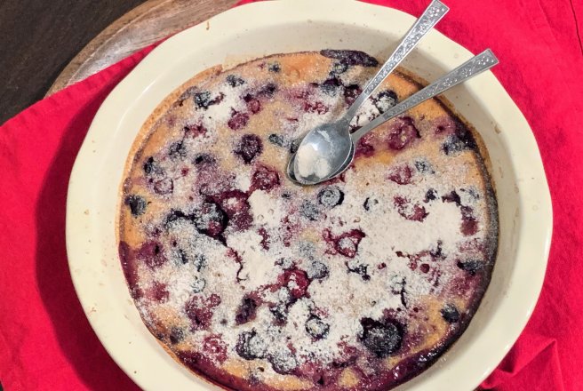 Desert clafoutis cu fructe de padure