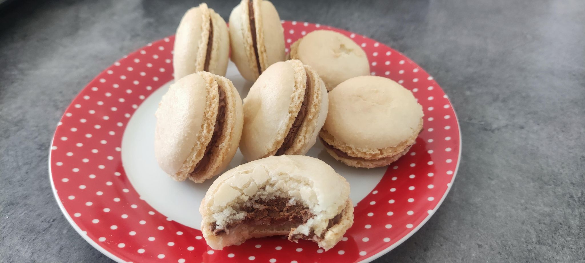 Desert macarons cu ciocolata (reteta nr. 400)