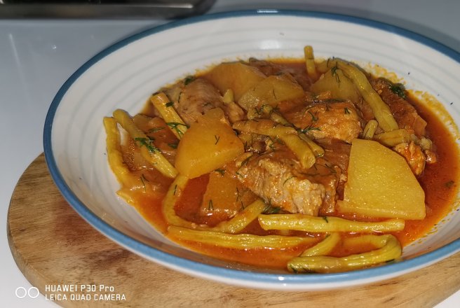 Reteta de mancare de fasole verde cu carne de porc, in suc de rosii