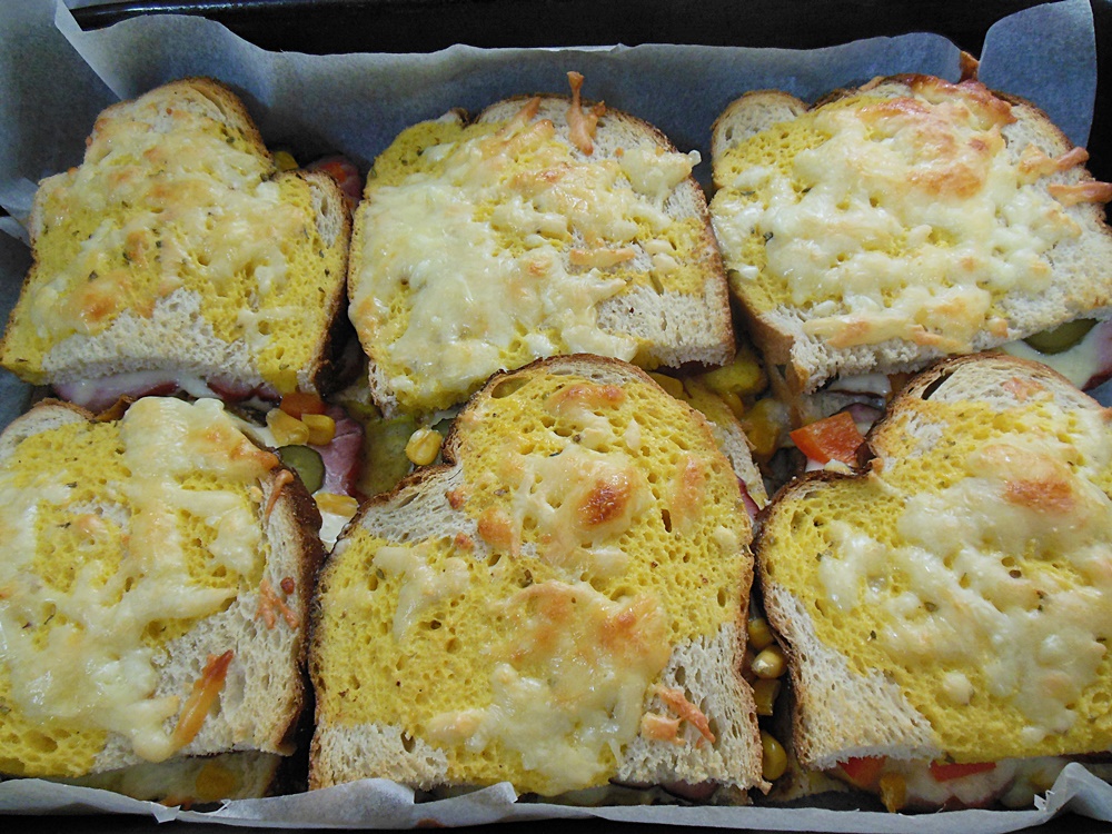 Sandwich-uri gratinate cu oua si cascaval