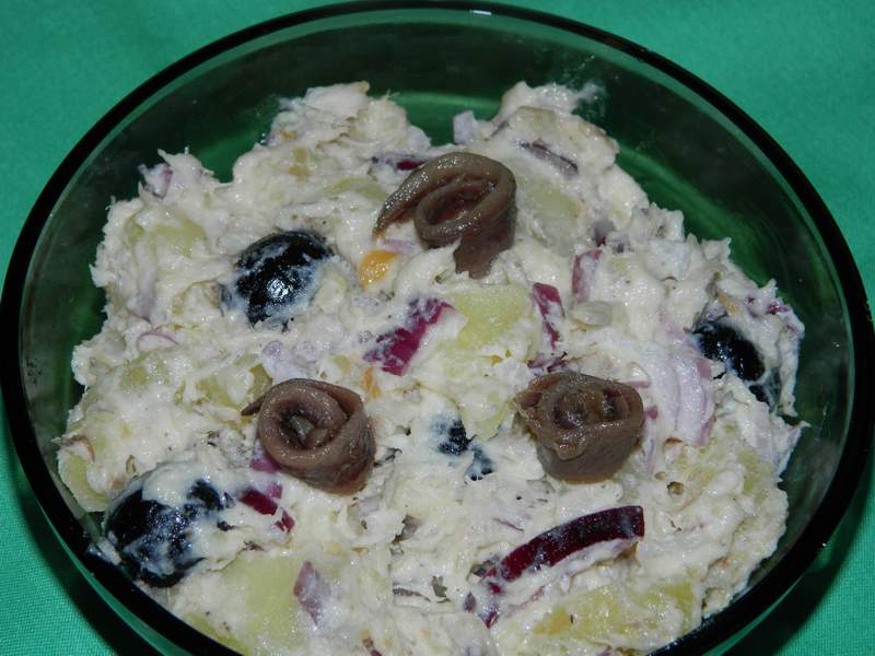 Salata de cartofi cu peste afumat si ansoa