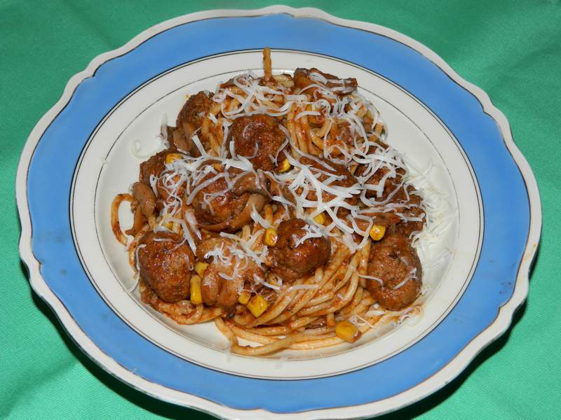 Spaghetti con le polpettine (spaghete cu chiftelute)