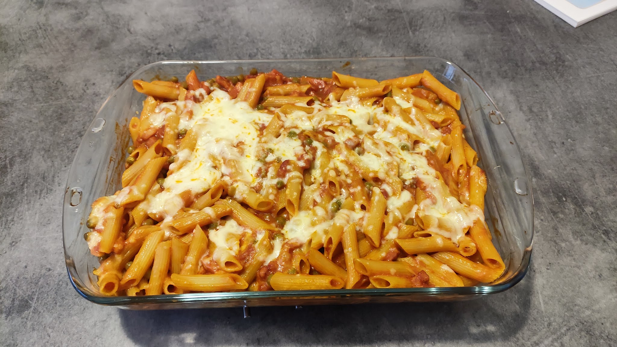 Paste (penne) cu bacon, mazare si suc de rosii