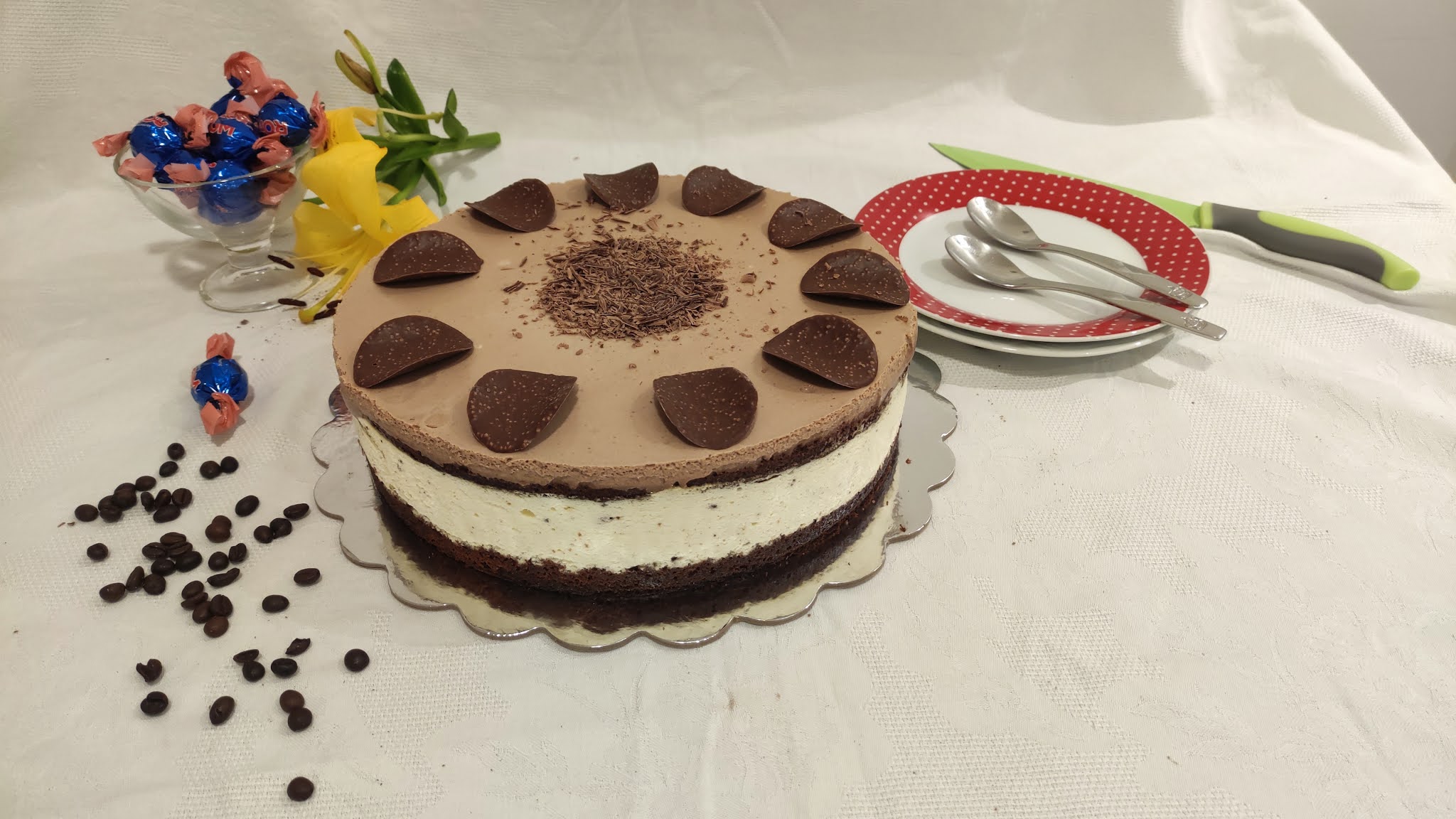 Desert tort cu blat din albusuri, mousse de oreo si cafea