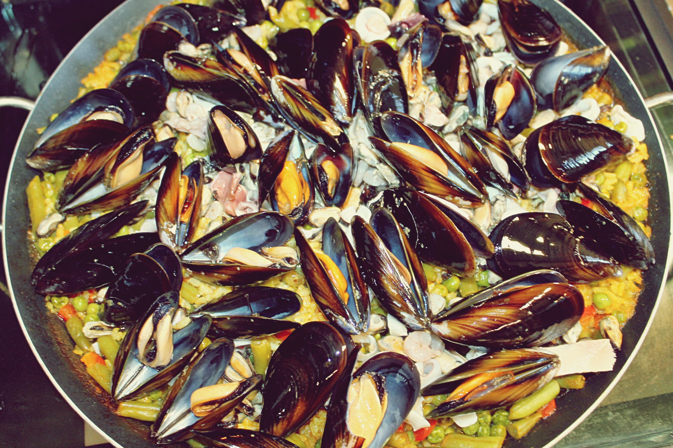 Paella cu fructe de mare si midii