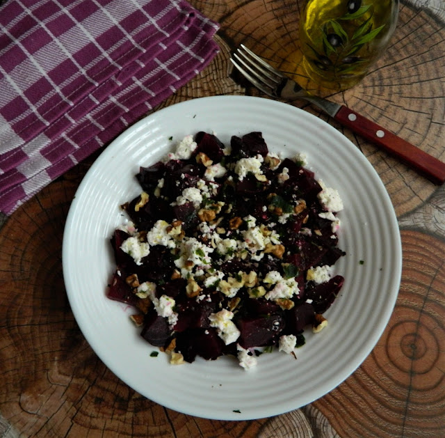 Salata de sfecla coapta cu branza de capra si nuci