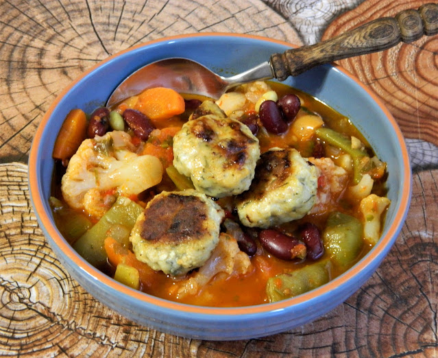 Ciorba deasa de legume, cu chiftelute de pui si branza