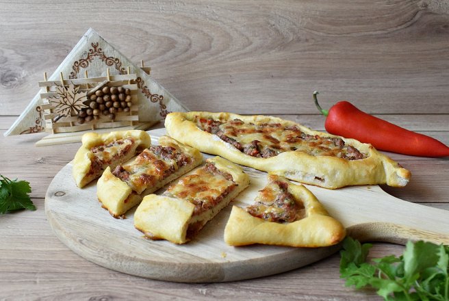 Pide cu carne tocata (pizza turceasca)