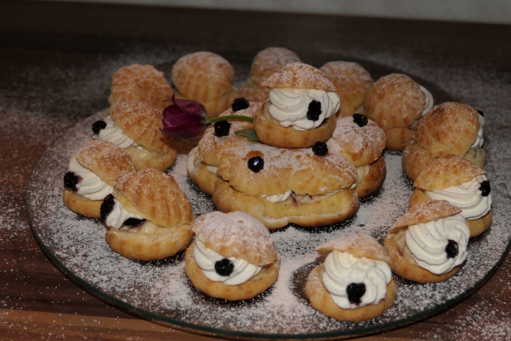 Mini choux a la creme cu vanilie, frisca si afine din dulceata, un deliciu fin si cremos