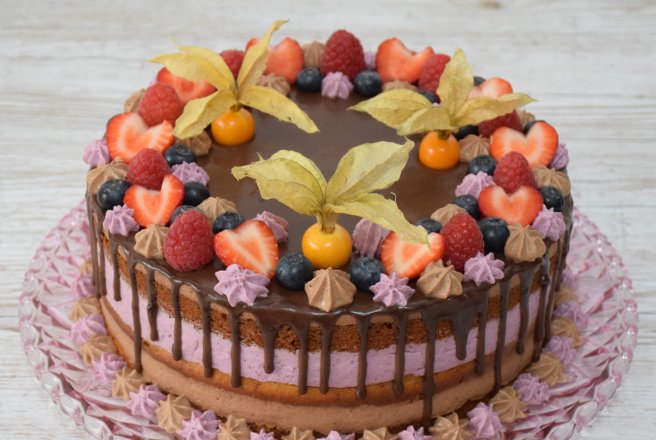 Tort cu mure si ciocolata - Deliciu festiv cu fructe