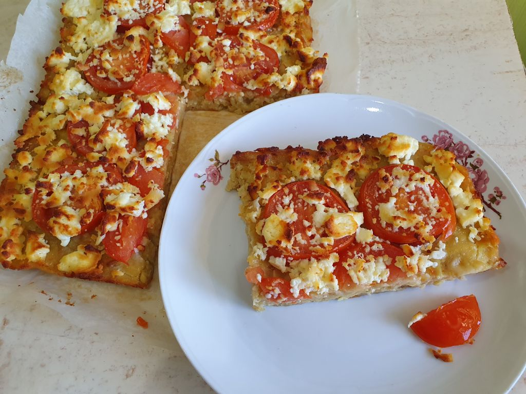 Pizza altfel, pe blat de cartofi - Reteta simpla si satioasa