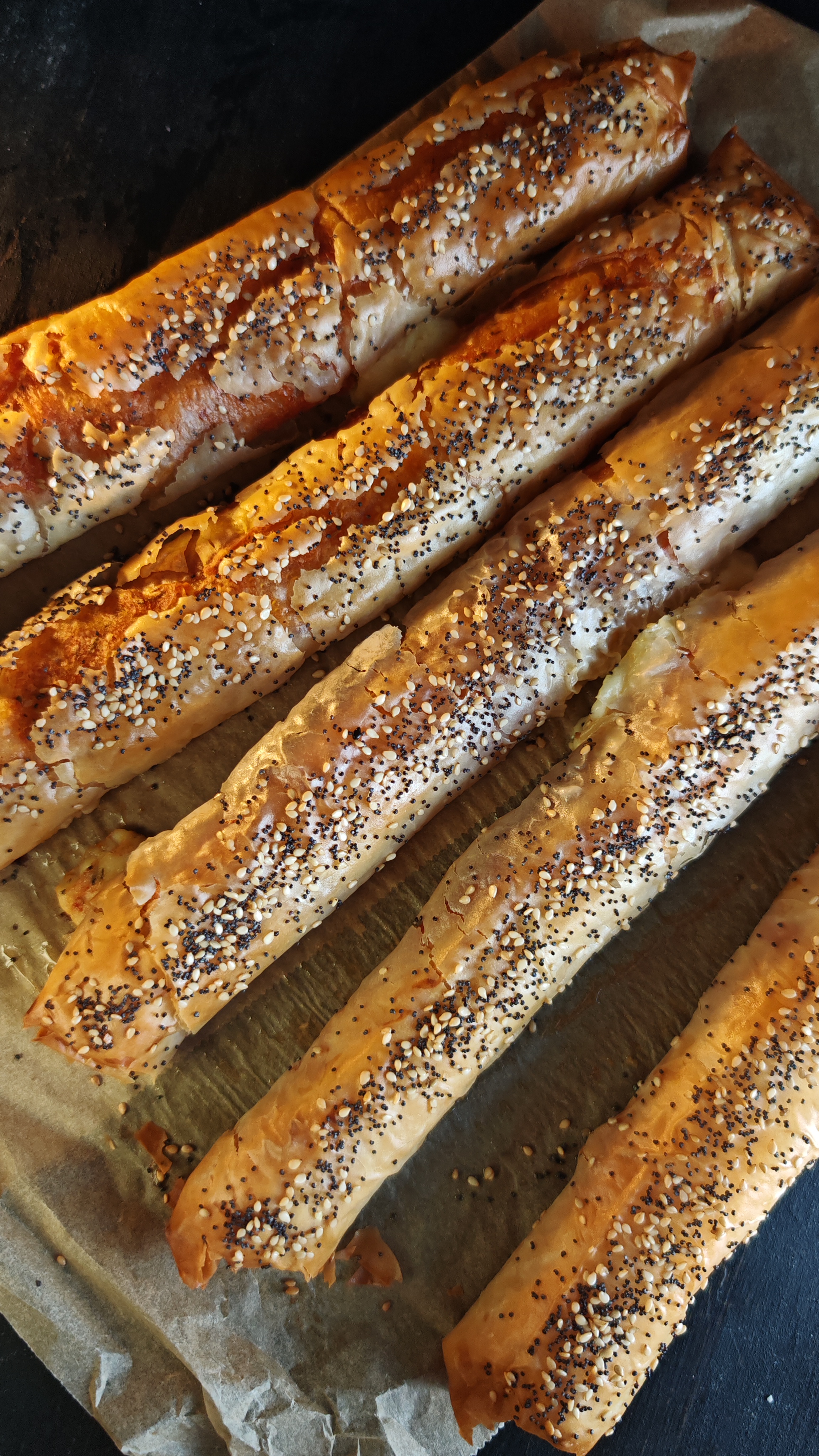 Aperitiv italienesc cu salam și cașcaval la cuptor - Crocant și delicios