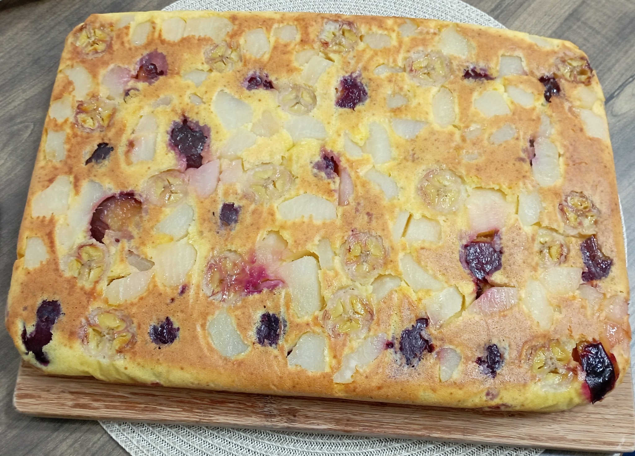 Prajitura rasturnata cu prune, pere si banane