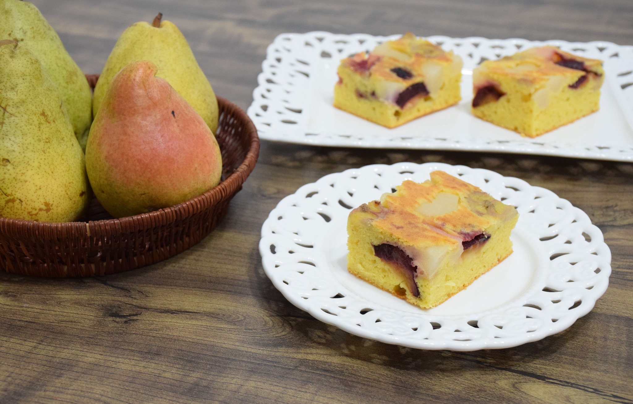 Prajitura rasturnata cu prune, pere si banane - Reteta savuroasa cu fructe