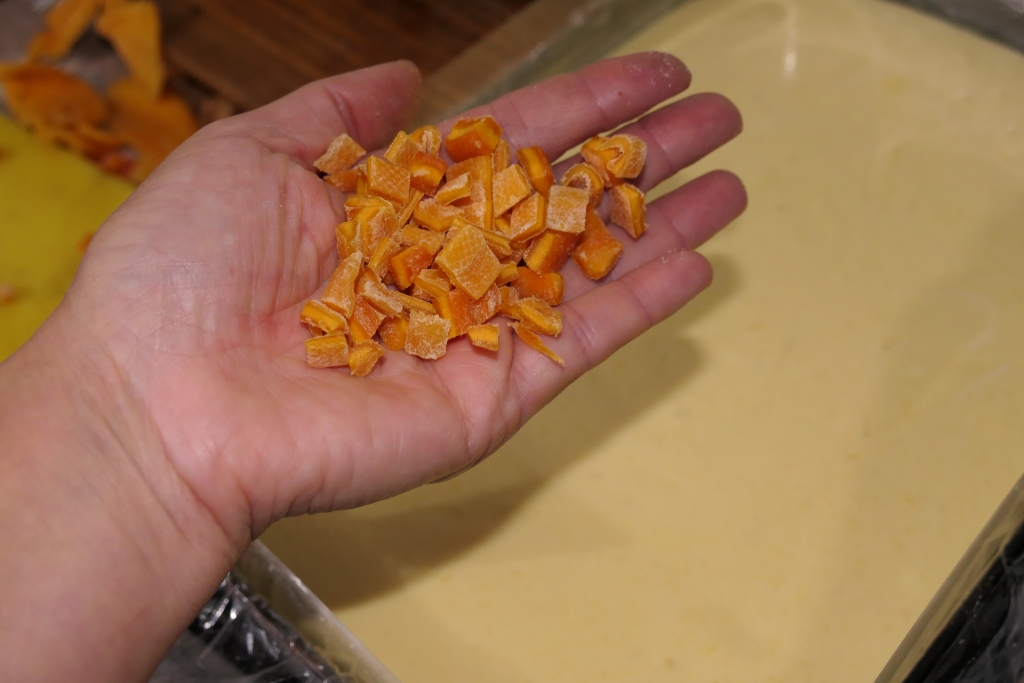 Prajitura cu mango si pralina cu alune de padure - Reteta delicioasa de casa