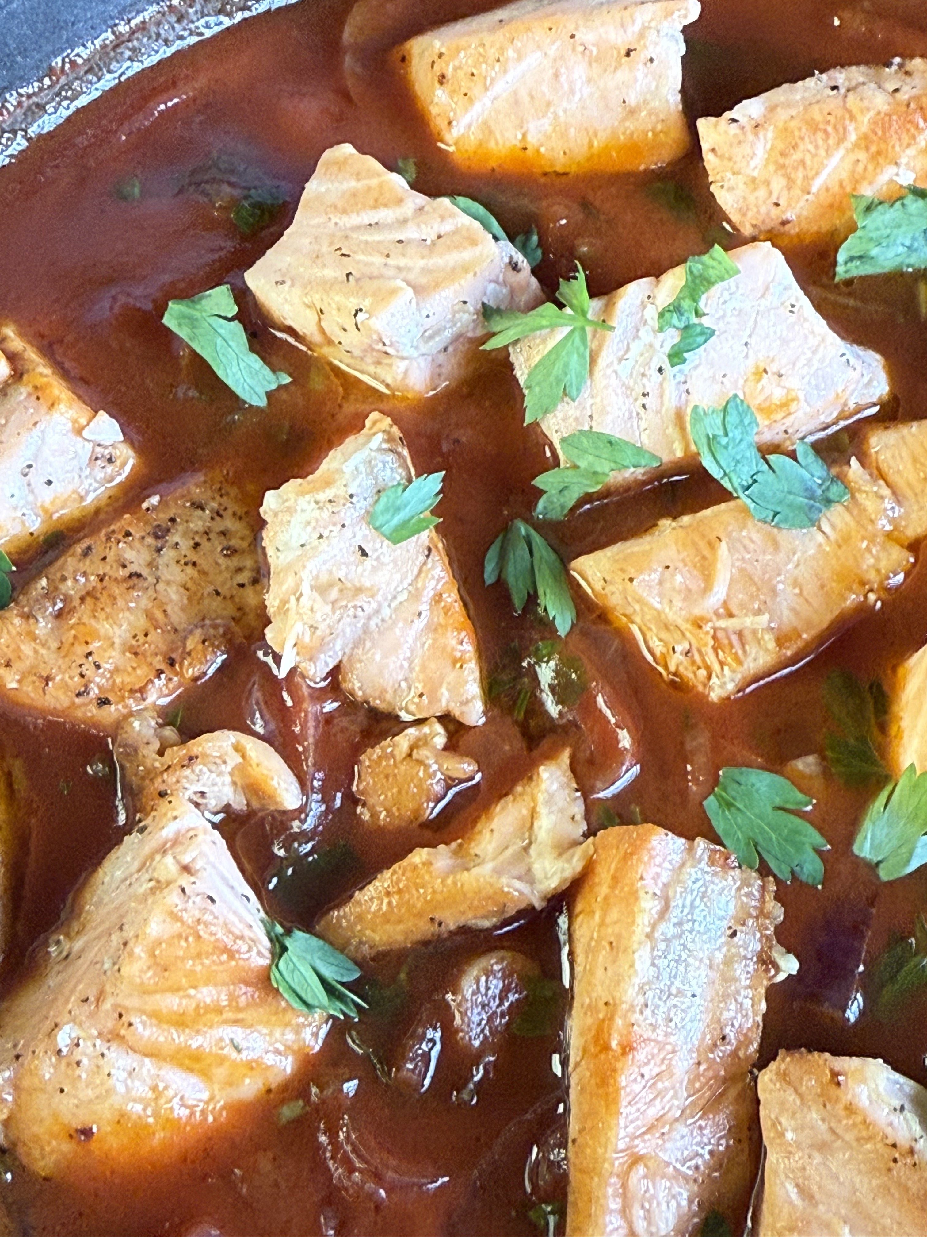 Somon cu sos de roșii și pătrunjel - Rețeta gustoasă și rapidă