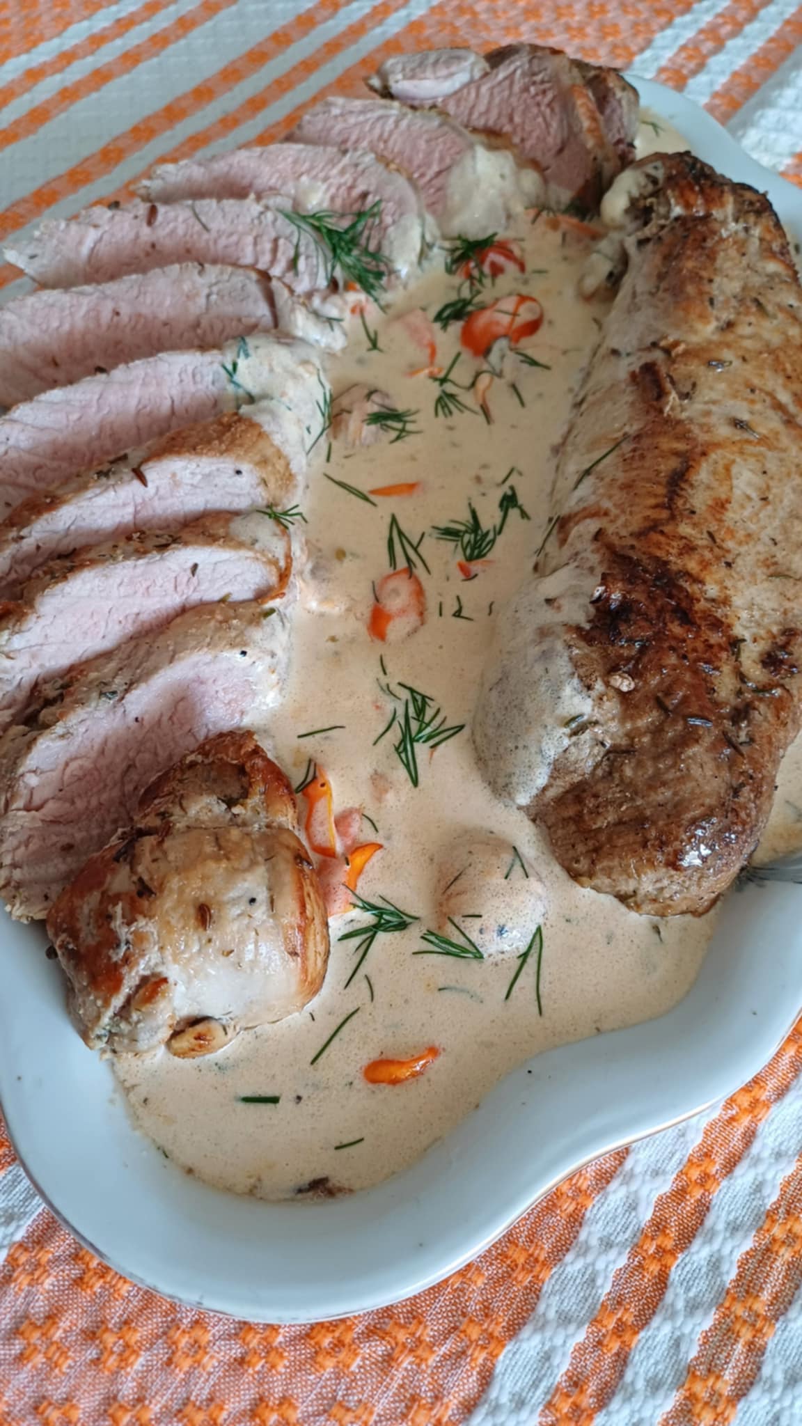 Muschiulet de porc la cuptor, cu sos de smantana