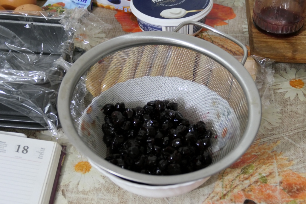 Desert cu cirese din dulceata de cirese negre amare