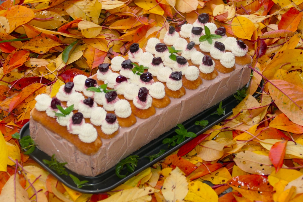 Desert cu cirese din dulceata de cirese negre amare